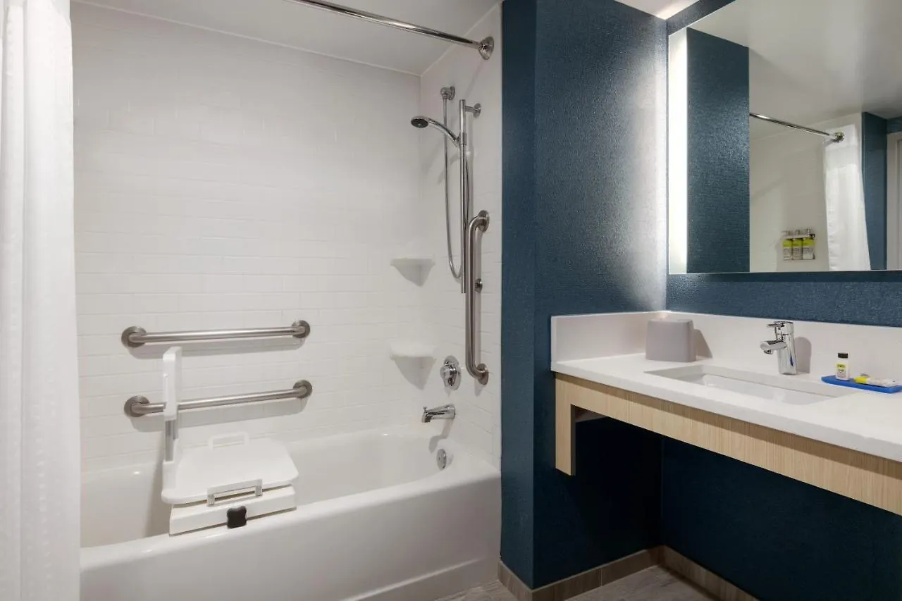 Holiday Inn Express Hotel & Suites Norfolk Airport By Ihg 2*,